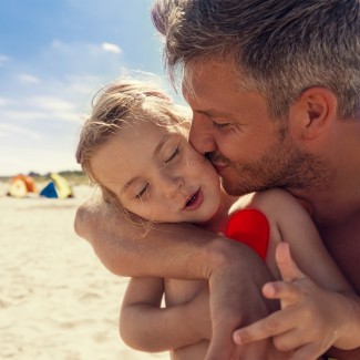 Papa en kindje op het strand