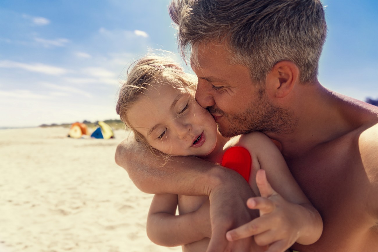 Papa en kindje op het strand